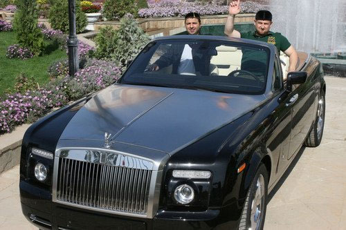 В Чечне подарили автомобили двум обладателям краповых беретов