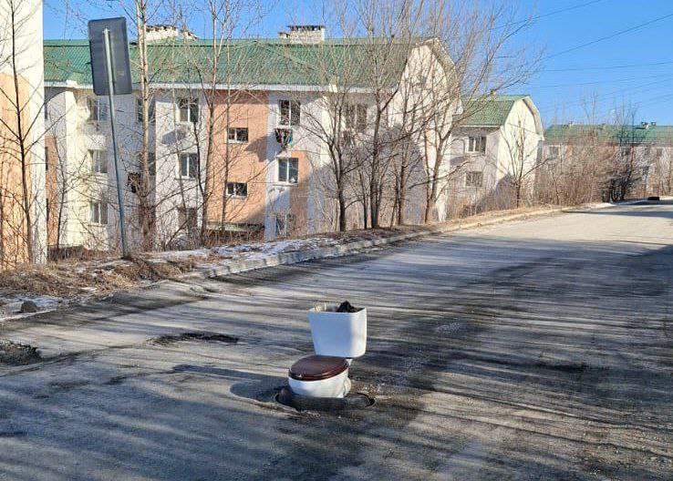 В Приморье неизвестные установили на дороге унитаз вместо люка
