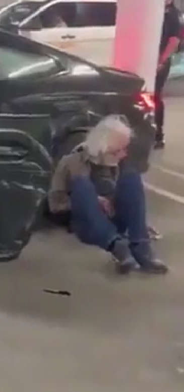 Автомобиль против бетонного столба