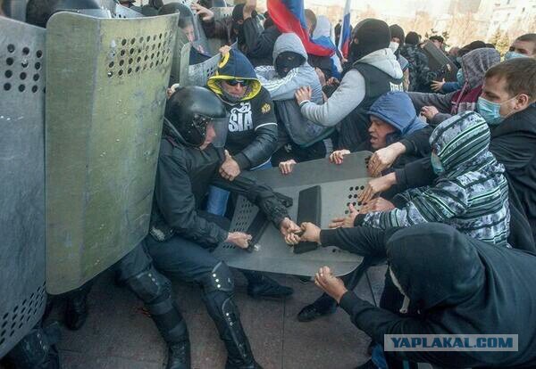 Митингующие штурмом взяли СБУ в Луганске