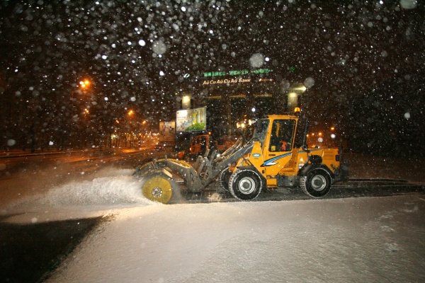 Первый "снежок" в Питере - дороги чистят заранее?