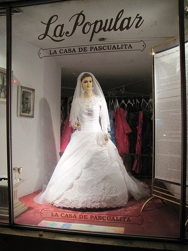 "Труп Невесты" в витрине свадебного салона
