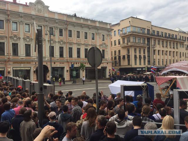 Навального задержали в подъезде его дома в Москве
