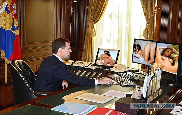 Фотожаба: А что на обоях у Медведева?