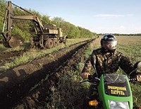 На въезде в Харьков со стороны России роют окопы