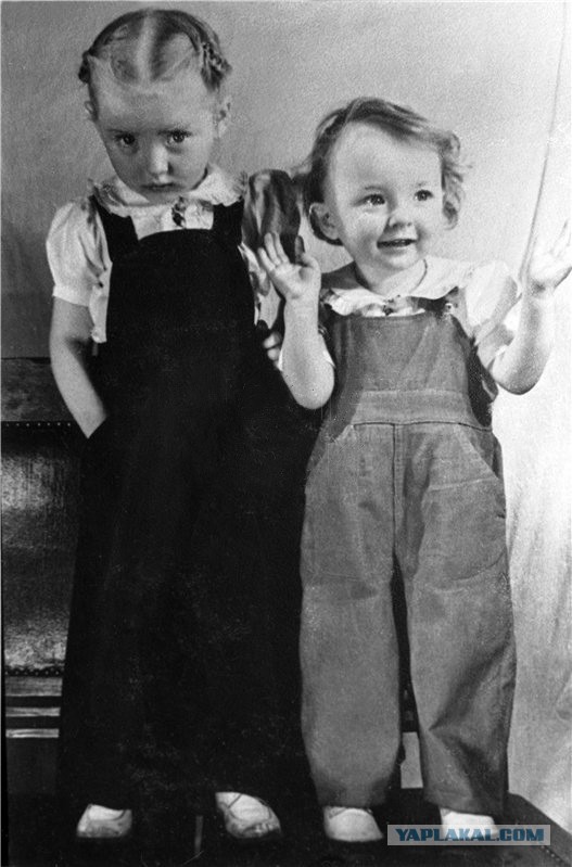 Знаменитости в детстве. Фото из домашних архивов