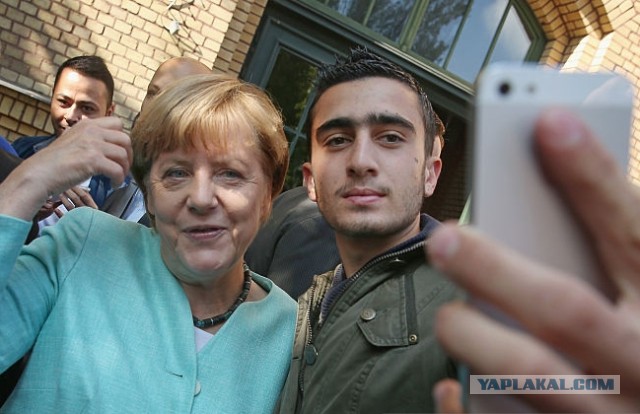 Меркель сфотографировалась с одним из обвиняемых в терактах в Брюсселе