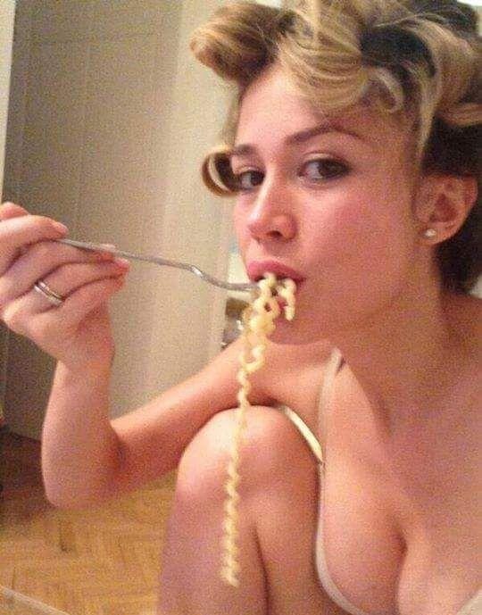 Хакеры выложили в сеть интимные фото итальянской телеведущей Дилетты Лиотты