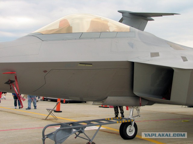 Прогулка вокруг F-22 Raptor