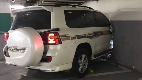 Въехал в офис.