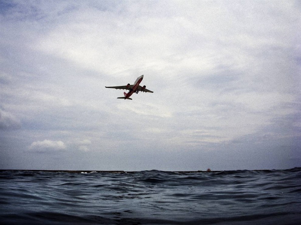 перелететь океан и разогнав крылом туман. фигура в тумане. полет над океаном. самолет над морем. корабль "летучий голландец".