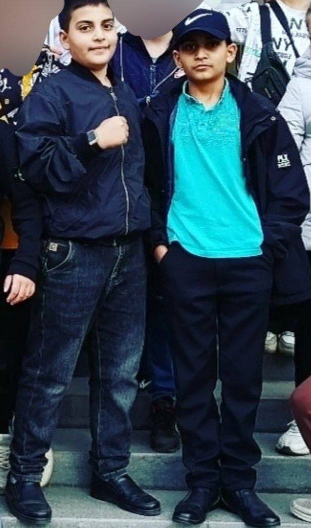 Увидел одноклассницу. Попы в школе. Подсмотренное в школе под партой. Обнять одноклассницу. Господи мем с крестом.