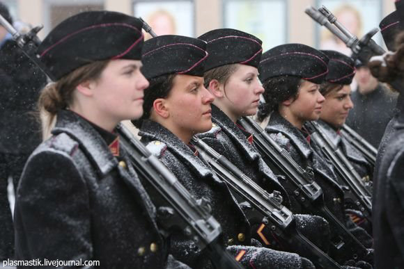 Красавицы - стройся! Раз-два...