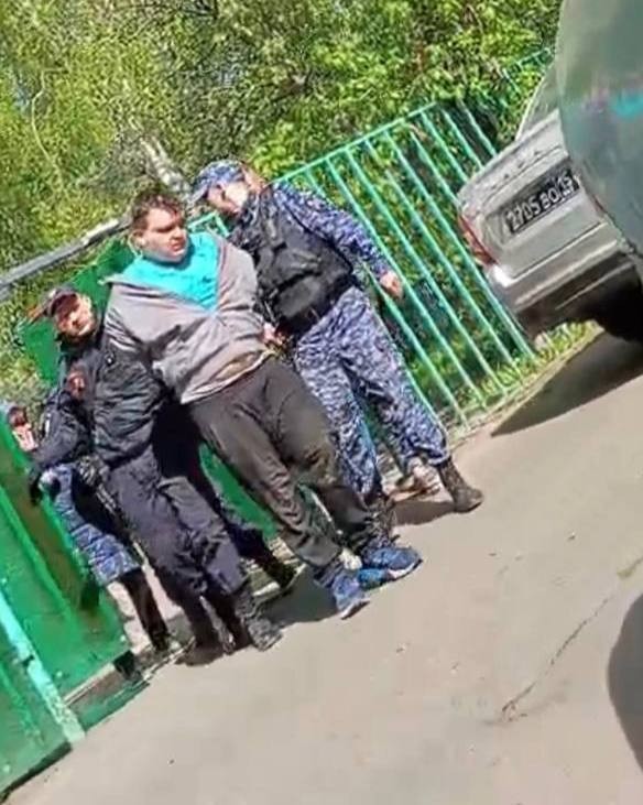В Москве восьмиклассник пришел в школу с палками и трубами, чтобы отомстить за двойку. Он смог повалить нескольких сотрудников Росгвардии.