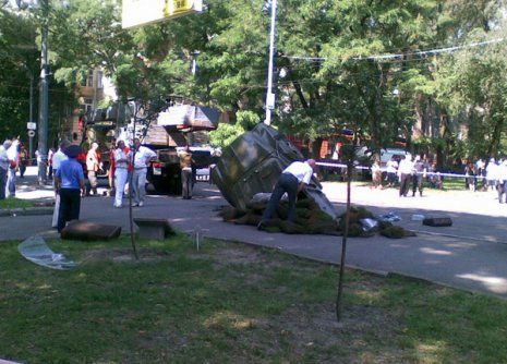 Грузовик провалился в трехметровую яму