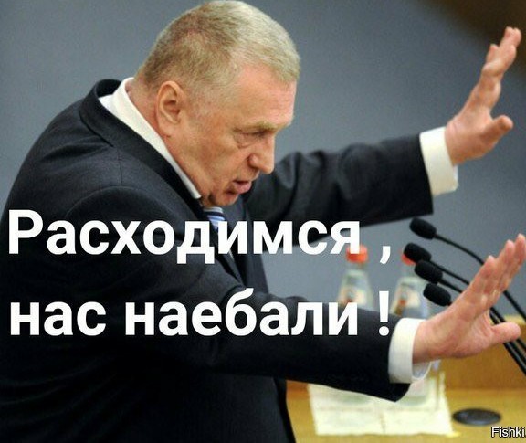 Аутфит без бюстгальтера с помощью чёрной ленты
