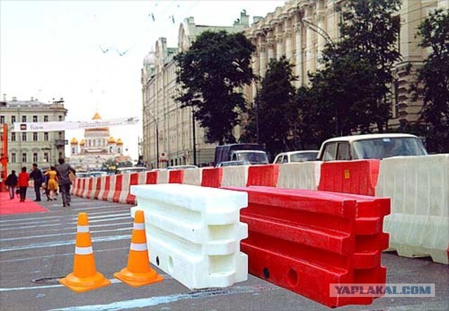 Держат реку руками, в прямом смысле слова