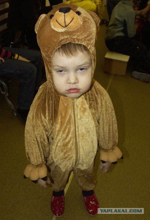 Мама воспиытвает ребенка.