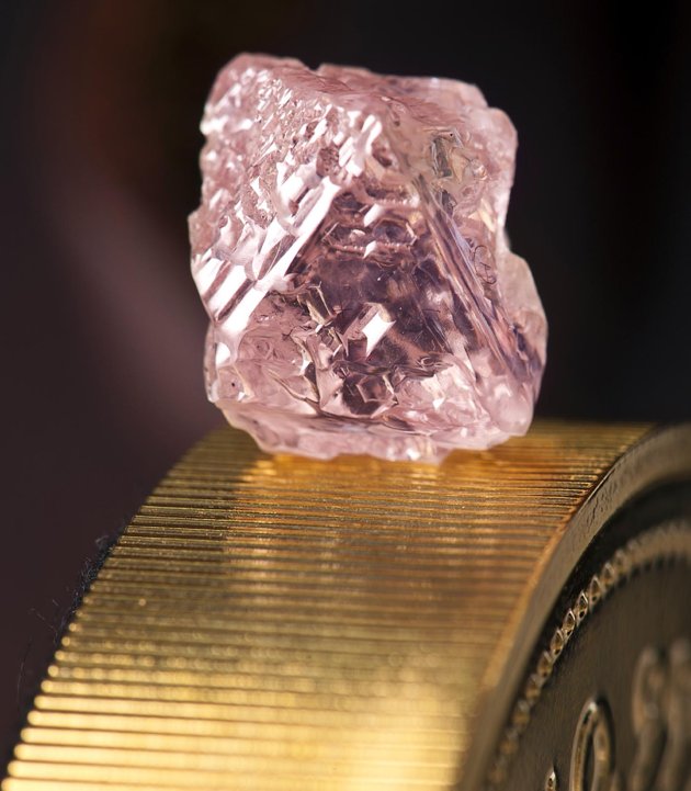 Огромный розовый алмаз найден в Австралии