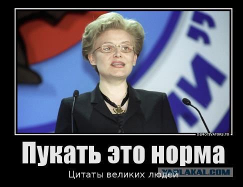 Хаски со скуки научилась пускать пузыри в воде.