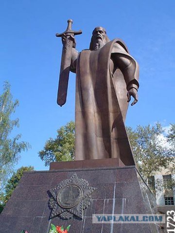 Памятники, которые иначе воспринимаются народом