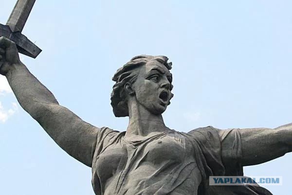 Жителей Сергиева Посада шокировал "порнографический" памятник выпускникам 1941 года