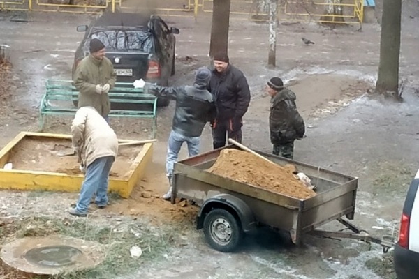 В Калужской области песок для посыпки дорог начали брать из детских песочниц