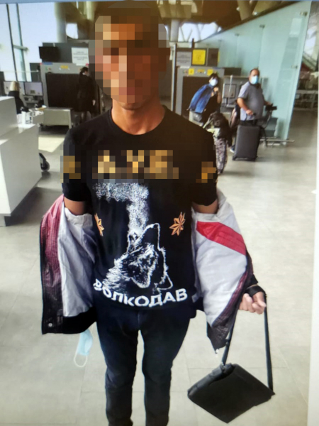 В аэропорту Платов полицейским и ФСБшникам не понравилась футболка с символикой АУЕ (запрещена в РФ) — модника задержали