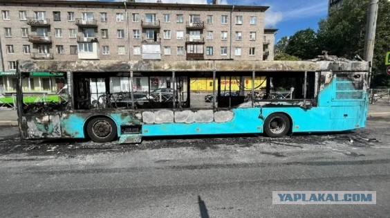 В Петербурге у автобуса вывалился двигатель из-за проезда по яме