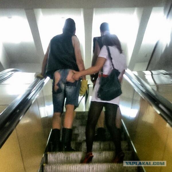 Девушки просят лапать их в метро