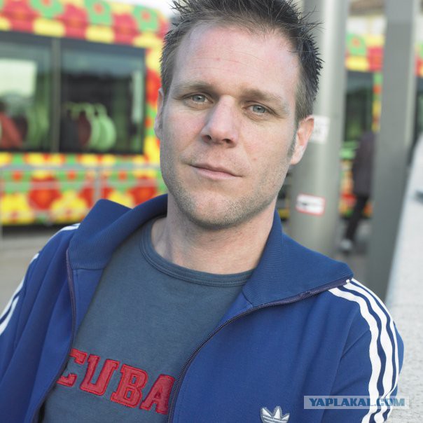 В лидера Левой партии Германии Сару Вагенкнехт бросили тортом