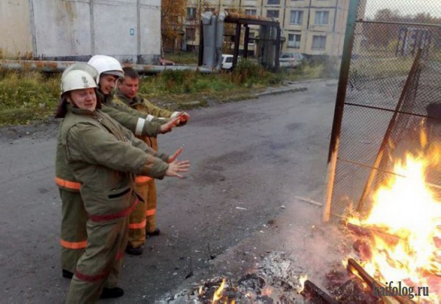 В "Цыганском поселке" Екатеринбурга продолжается тушение пожара площадью 500 квадратных метров