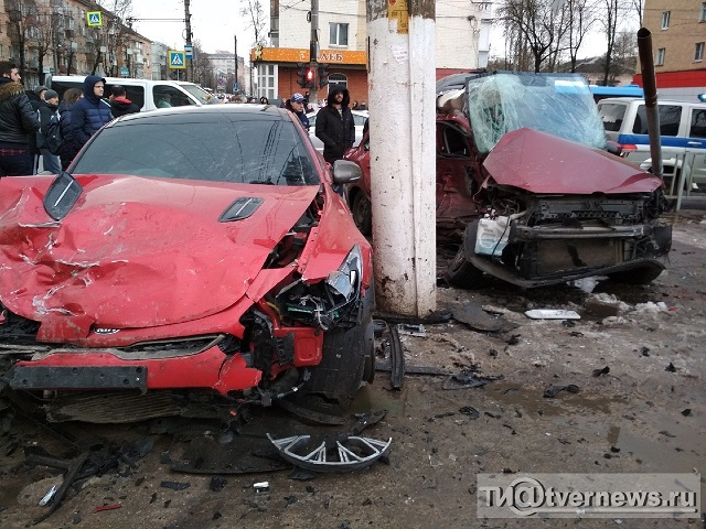 В Твери иномарки вылетели на тротуар в толпу людей.