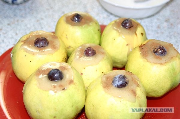 Айва с орехами и медом.