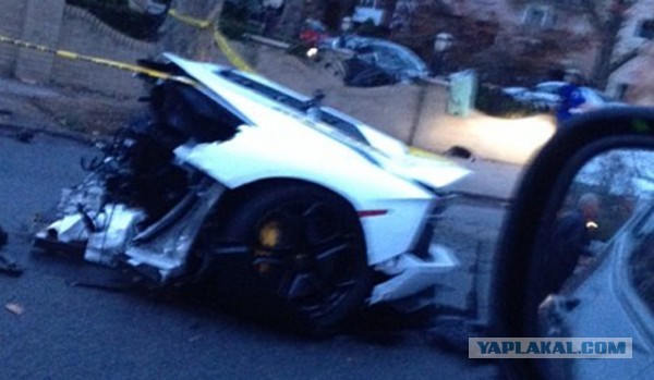 В Нью-Йорке Lamborghini Aventador разорвало попола