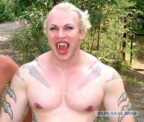 Голый мужик со шприцем в пенисе напал на автомобиль и откусил его пассажирке нос