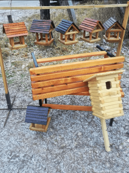 "Ну нет работы в нашей деревне. Я и придумал себе занятие. Ремесло не хитрое, но кормит хорошо"