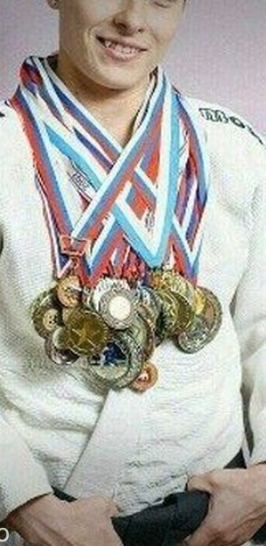 Мигрант пристает к девушкам