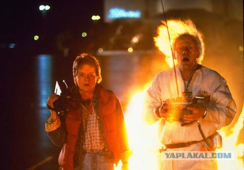 Деревянный мост горит и рушится