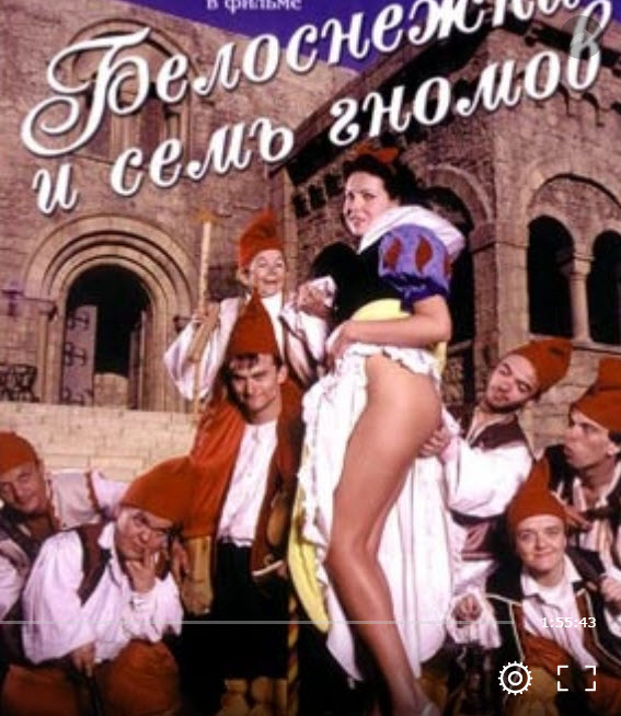 Белоснежка и Злая королева, завидующая её красоте из разных экранизаций. Определённо есть вопросики