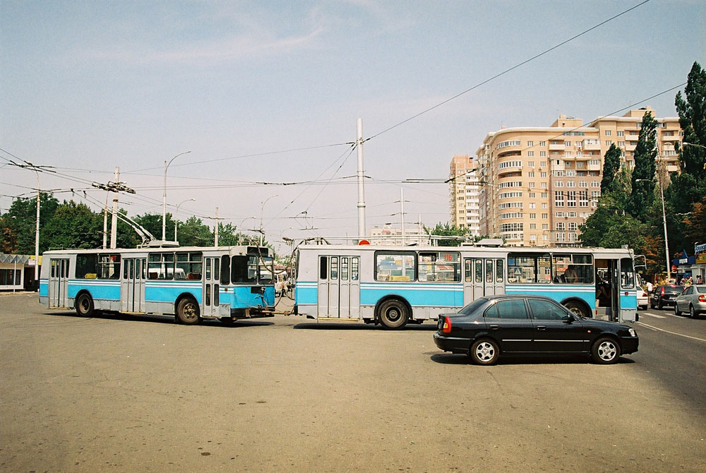 Троллейбус поезд. Троллейбусный поезд ЗИУ 682 Краснодар. ЗИУ 9 Краснодар. Троллейбус сцепка Краснодар. Троллейбусный поезд в Краснодаре.