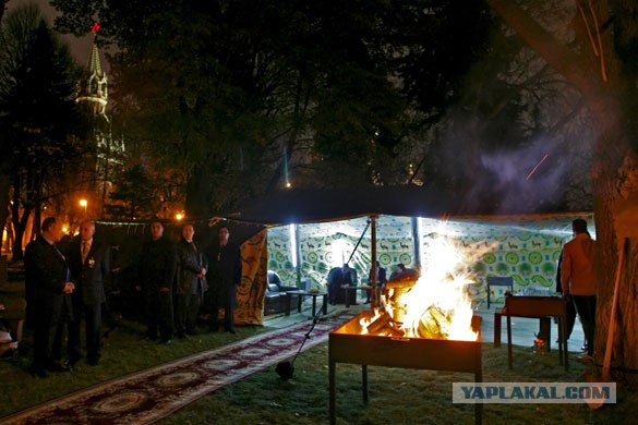 Каддафи - человек-костюм