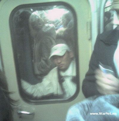 Пассажиры в метро.