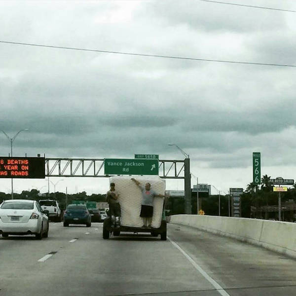 Подборка странных снимков из серии "Что тут, черт возьми, происходит?!"