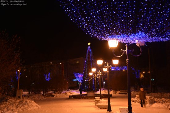 Сегодня зажгли елки в городах