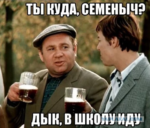 Почему этот любитель пива стоит сразу с двумя кружками в руках? 1980–е