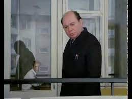 К Наде набежали женихи