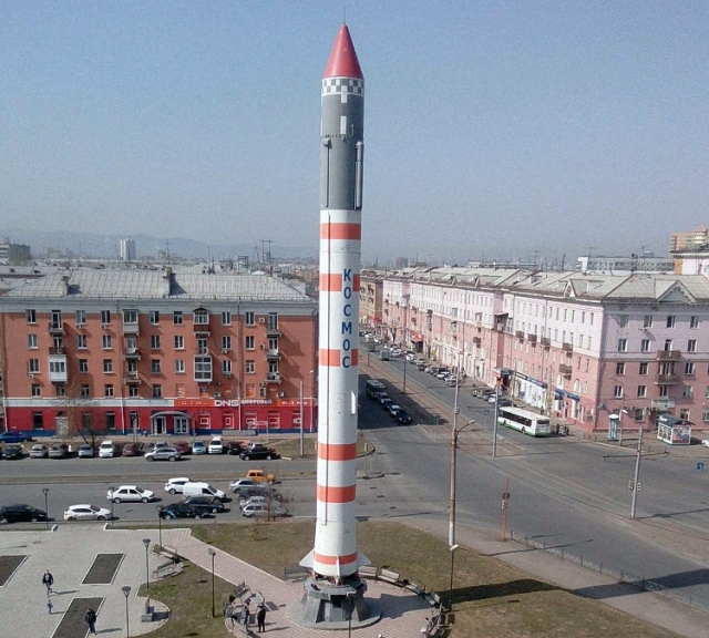 В западных соцсетях завирусился кадр с гигантской ракетой прямо во дворе — речь о памятнике «Союз-У» в Байконуре