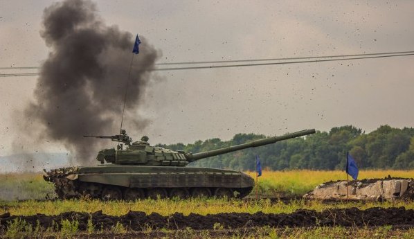 ДНР - женский экипаж танка Т-72 на учениях