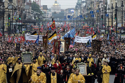 Евреи-хасиды прикрыли телевизоры в самолете, чтобы не видеть декольте Дрю Бэрримор